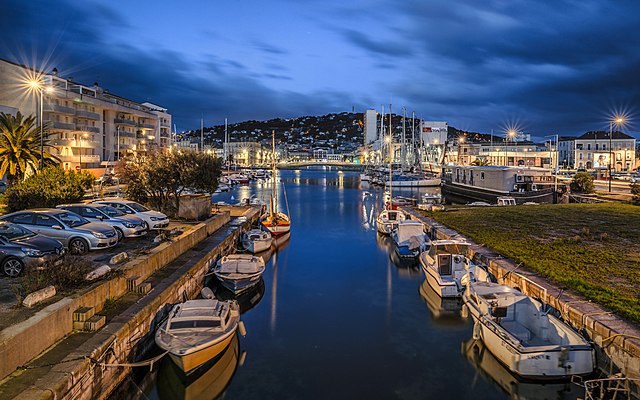 Début du canal du Rhône à Sète, en regardant en arrière vers Sète (France), peu avant le début du lever du soleil.