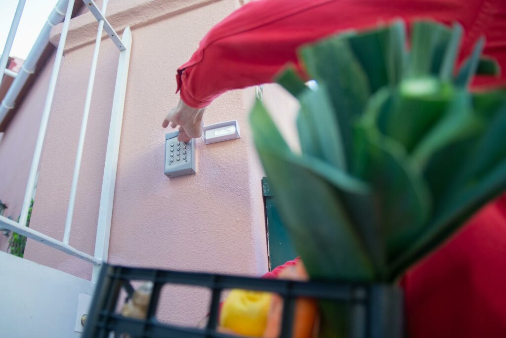 Interphone et Location Saisonnière : Comment Transformer une Contrainte en Avantage Concurrentiel. Angle : Positionner la gestion de l’interphone non plus comme un problème, mais comme une opportunité d’offrir une expérience voyageur 5 étoiles grâce à une entrée fluide et moderne. L’automatisation devient un argument marketing.